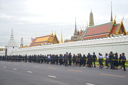 BANGKOK, THAILAND - DECEMBER 15, 2016: The Thais are in the queue for farewell to the kingのeditorial素材