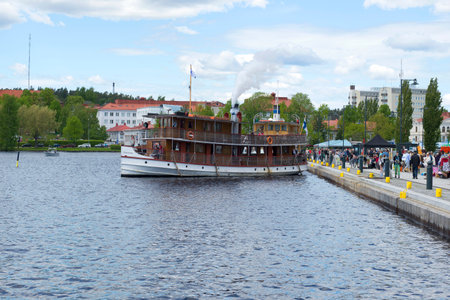 SAVONLINNA, FINLAND - JUNE 06, 2015: Retro ship departs from the waterfront on a tour of Saimaa lake. Savonlinna, Finlandのeditorial素材