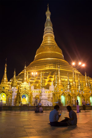 YANGON, MYANMAR - DECEMBER 17, 2016: Shwedagon Pagoda in the late eveningのeditorial素材