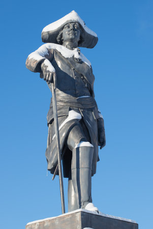 The sculpture of the russian emperor Paul I, closeup of sunny February day. The monument at the Pavlovsk Palaceのeditorial素材