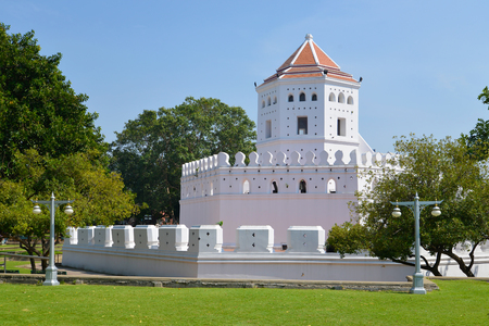 Ancient Phra Sumen fort in the sunny day. View from the Santi Chai Prakan park. Bangkok, Thailandの写真素材