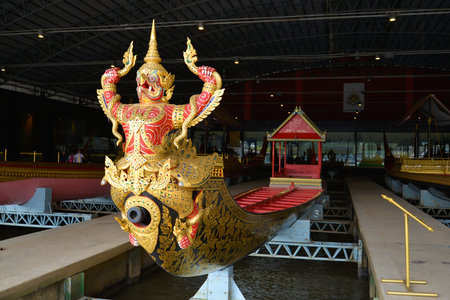 BANGKOK, THAILAND - DECEMBER 12, 2016: Krut Hern Het barge in the Royal barges Museumのeditorial素材