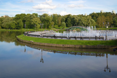 MOSCOW, RUSSIA - SEPTEMBER 06, 2016: The fountain on the island in memorial estate "Tsaritsyno"のeditorial素材
