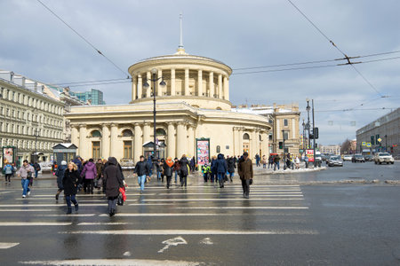 ST. PETERSBURG, RUSSIA - APRIL 14, 2017: The pedestrian crossing  to a lobby of the "Vosstaniya Square" metro station on Nevsky Avenue in the April afternoonのeditorial素材