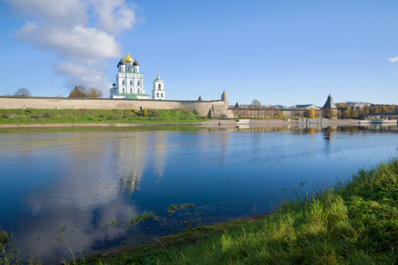 PSKOV, RUSSIA - OCTOBER 10, 2017: A sunny October day on the Great Riverのeditorial素材
