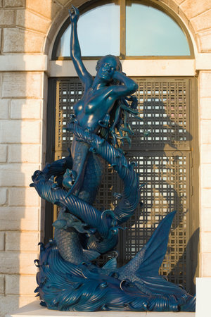 VENICE, ITALY - SEPTEMBER 27, 2017: A modern sculpture of the Mermaid at old  building of city customs of Dogana-di-Marのeditorial素材