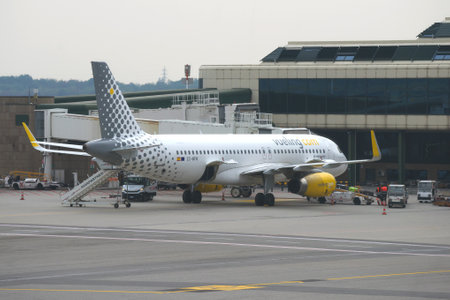 MILAN, ITALY-SEPTEMBER 29, 2017: Aircraft Airbus A320 (EC-MFM) Vueling Airlines on the Malpensa airportのeditorial素材
