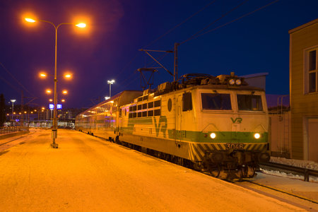 TURKU, FINLAND - FEBRUARY 23, 2018: Passenger train at the platform on a winter evening. Port of Turkuのeditorial素材