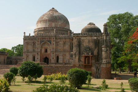 Bada Gumbad mosque in Lodi Park on a sunny afternoon. Delhi, Indiaのeditorial素材