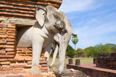 One of the elephants supporting the chedi of the Buddhist temple Wat Sorasak close up. Sukhothai, Thailandのeditorial素材