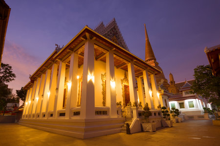 BANGKOK, THAILAND - JANUARY 01, 2019: Evening twilight in the Buddhist temple of Wat Bowonniwet Viharaのeditorial素材