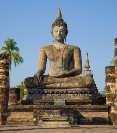 SUKHOTAI, THAILAND - DECEMBER 29, 2016: Sculpture of a sitting Buddha close-up. The ruins of the Buddhist temple of Wat Chana Songkhram in the historical parkのeditorial素材