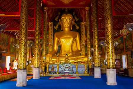 CHIANG RAI, THAILAND - DECEMBER 17, 2018: View of a giant Buddha sculpture in the wiharn of the Buddhist temple Wat Jedyodのeditorial素材