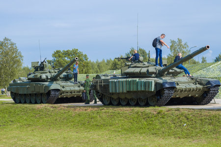 ALABINO, RUSSIA - AUGUST 25, 2020: Visitors to the International Military Forum "Army 2020" inspect modern Russian tanksのeditorial素材