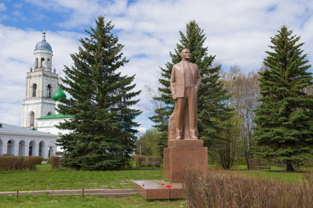 POSHEKHONYE, RUSSIA - MAY 07, 2021: View of the monument to VI Lenin (Ulyanov) on Freedom Square on a May dayのeditorial素材