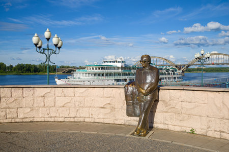RYBINSK, RUSSIA - JULY 09, 2016: Monument to the poet LI Oshanin on the Volga embankment on a sunny July dayのeditorial素材