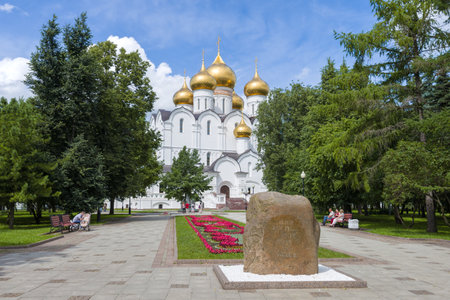 Memorial stone at the site of the founding of Yaroslavl and the Assumption Cathedral on a sunny July day. Golden ring of Russiaのeditorial素材