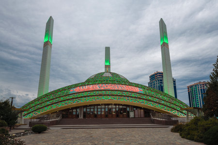 ARGUN, RUSSIA - SEPTEMBER 28, 2021: Mosque "Mother's Heart" (Aymani Kadyrova) on a cloudy September eveningのeditorial素材
