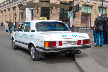 SAINT PETERSBURG, RUSSIA - MAY 23, 2022: Old taxi car "Volga" GAZ-3102 waiting for passengersのeditorial素材