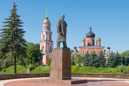 STARAYA RUSSIA, RUSSIA - JUNE 25, 2022: Monument to VI Lenin against the backdrop of the Resurrection Cathedral on a sunny June dayのeditorial素材