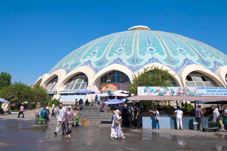 TASHKENT, UZBEKISTAN - SEPTEMBER 03, 2022: At the Chorsu market on a sunny dayのeditorial素材
