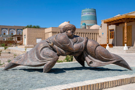 KHIVA, UZBEKISTAN - SEPTEMBER 05, 2022: Urban sculpture of wrestlers. Kurash - national wrestling of Uzbekistanのeditorial素材