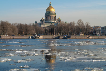 SAINT PETERSBURG, RUSSIA - APRIL 12, 2023: Spring ice drift on the Neva river. View of St. Isaac's Cathedral. Historic center of St. Petersburgのeditorial素材