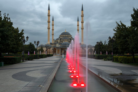 Alley of red fountains against the background of the Heart of Chechnya mosque on a cloudy September evening. Grozny, Chechen Republic. Russiaのeditorial素材