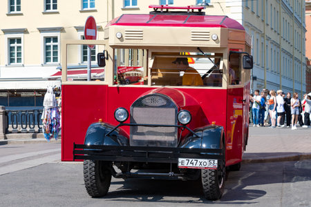 SAINT PETERSBURG, RUSSIA - JUNE 27, 2023: Excursion retro bus ZIS-8 (replica) waiting for tourists on a sunny June day. front viewのeditorial素材