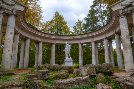 PAVLOVSK, RUSSIA - SEPTEMBER 26, 2022: At the ancient colonnade of Apollo on a September day. Pavlovsk Palace Park. Neighborhoods of St. Petersburgのeditorial素材