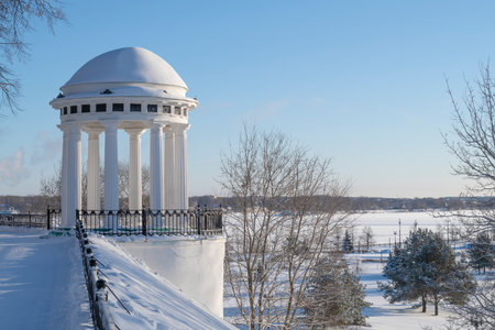 YAROSLAVL, RUSSIA - JANUARY 02, 2024: Rotunda gazebo in Strelka park on a frosty January day. Golden Ring of Russiaの写真素材