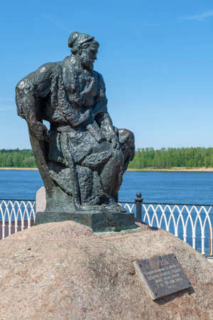 RYBINSK, RUSSIA - MAY 25, 2024: Monument to a barge hauler on a sunny May dayのeditorial素材