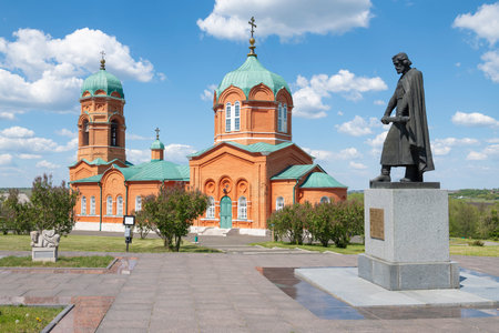 MONASTYRSCHINO, RUSSIA - MAY 21, 2024: The Church of the Nativity of the Blessed Virgin Mary and the monument to Dmitry Donskoy on a sunny May day. Museum and memorial complex to the heroes of the Battle of Kulikovoのeditorial素材