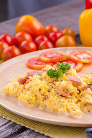 scrambled eggs with parsley and herbs and two slices of toast の写真素材