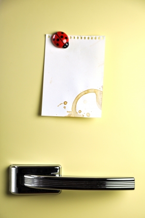 Blank note on fifties fridge door, copyspace for messageの写真素材