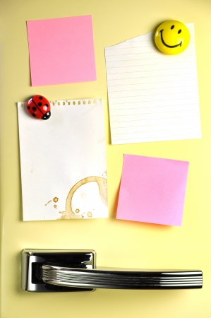 Blank note on fifties fridge door, copyspace for messageの写真素材
