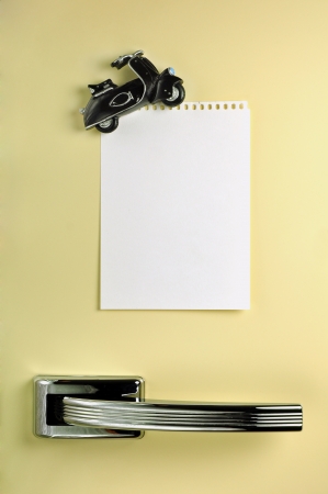 Blank note on fifties fridge door, copyspace for messageの写真素材
