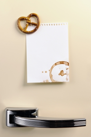 Blank note on fifties fridge door with Pretzel magnet, copyspaceの写真素材