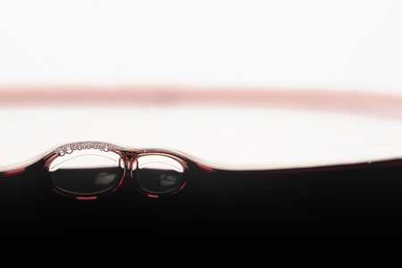 Close-up of red wine bubbles in a glassの写真素材