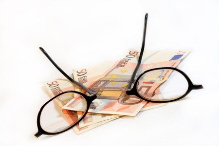 broken glasses and coins against white background
の写真素材
