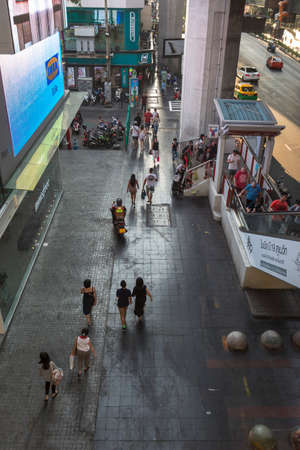 BANGKOK THAILAND - APR 10 : scene of people on walking street of Siam Square from BTS siam station on april, 10, 2016, thailand. siam square is famous shopping place of Bangkokのeditorial素材