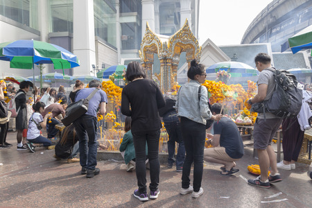 BANGKOK,THAILAND - DEC 31 : snapshot of tourist pray at Erawan shrine in ratchaprasong area on december 31, 2016, Thailand. there are many tourist worship at Erawan shrine in new year festivalのeditorial素材