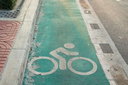 green bike lane at side of road in Bangkok, Thailandの写真素材