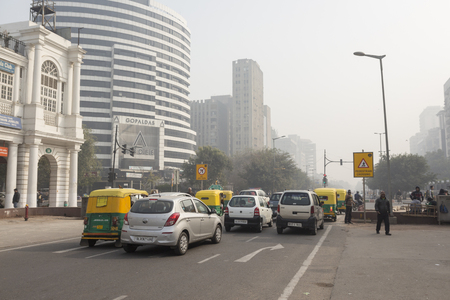 DELHI INDIA-DEC 25 :  traffic in connaught place circle . this place is large shopping place in central delhi on december, 25, 2014, indiaのeditorial素材
