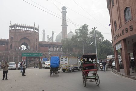 DELHI INDIA - DEC 19 : traffic near jama masjid at gate number 3, jama masjid is large masjid of delhi on december, 19, 2014, indiaのeditorial素材