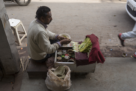 DELHI INDIA - DEC 20 : stall selling paan or betel leaf and betel nut as mouth freshener at spice market in old delhi of Delhi on december, 20, 2014, india.のeditorial素材