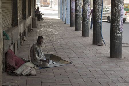 DELHI INDIA-JUN 7 : homeless man live on pavement in Asaf Ali Road near Old Delhi of Delhi on june, 7, 2015, india.のeditorial素材