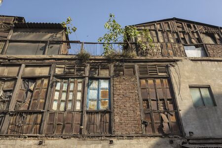 old abandoned wood building in main bazar street at Paharganj, New delhi, India.の写真素材
