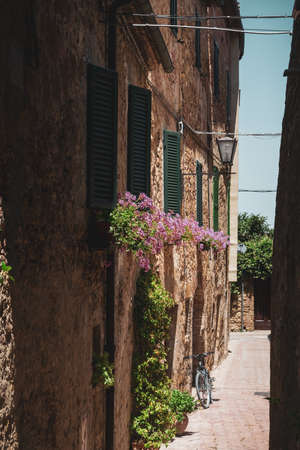View of the characteristic alleys of the famous town of Pienza, Tuscany, Italyの写真素材