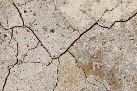 Detail of the fine cracks in the wall